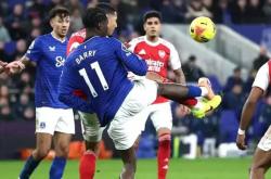 开云体育在线-爭(zhēng)议判罚！阿森納(nà)点球(qiú)制勝(shèng)登顶英超，埃弗頓(dùn)主帅：判罚对我们不(bù)利