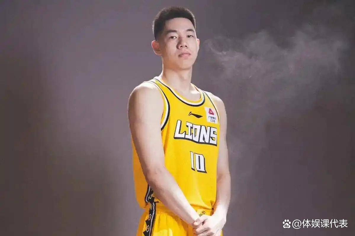 中国男篮硬刚新西兰！橄榄球式冲撞+三分救赎，朱俊龙护胡明轩！