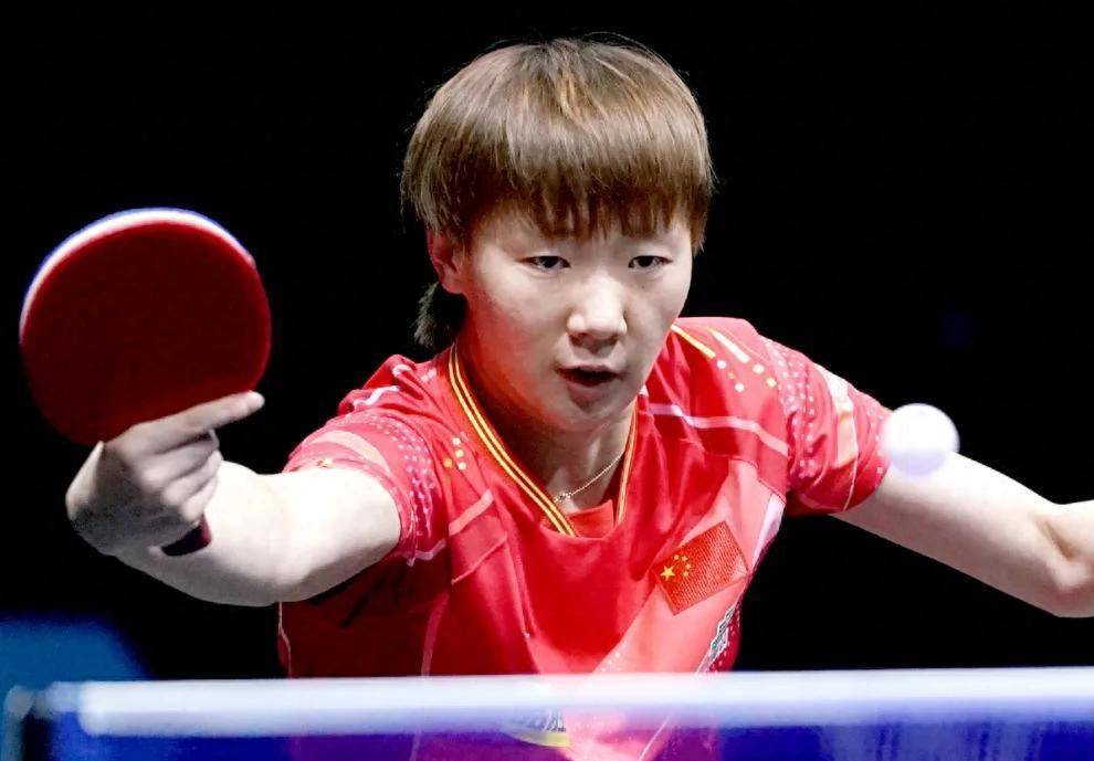 乒乓球亚锦赛：王曼昱球拍打滑逆转，邱贻可太关键，拿下2-0领先