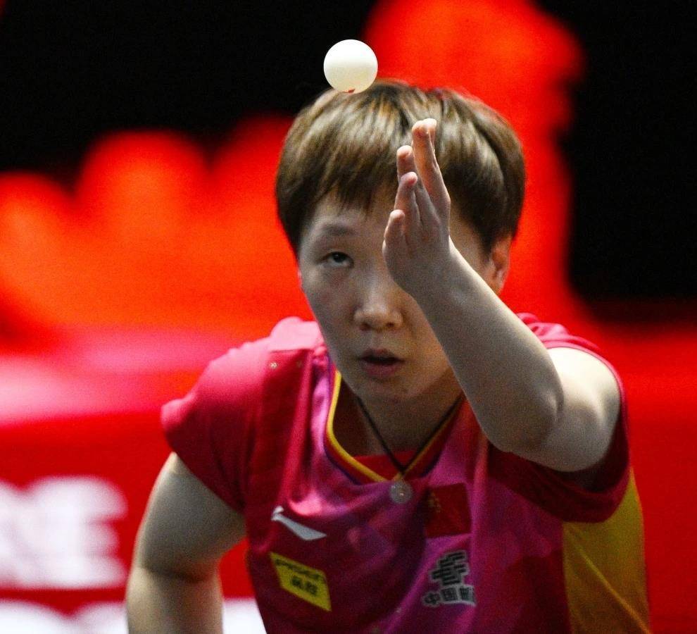 乒乓球亚锦赛：王曼昱球拍打滑逆转，邱贻可太关键，拿下2-0领先