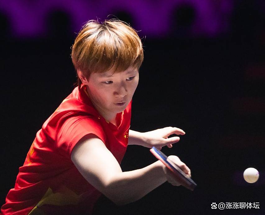 乒乓球亚锦赛：王曼昱球拍打滑逆转，邱贻可太关键，拿下2-0领先