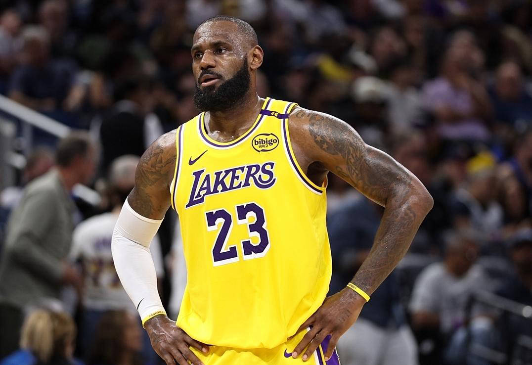 NFL悍将受启发！赛前观赏詹姆斯集锦激励备战力量