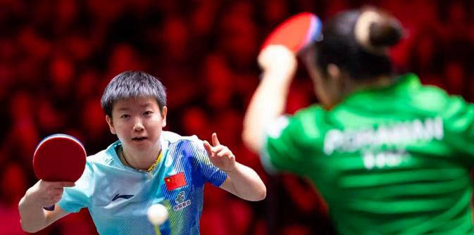 比赛忘带毛巾，孙颖莎机智应对引关注，马龙也遇尴尬，刘国梁评价恰如其分